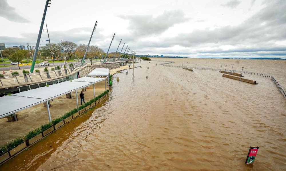 Lago Guaíba sobe mais de 3 metros e transborda em Porto Alegre, no RS