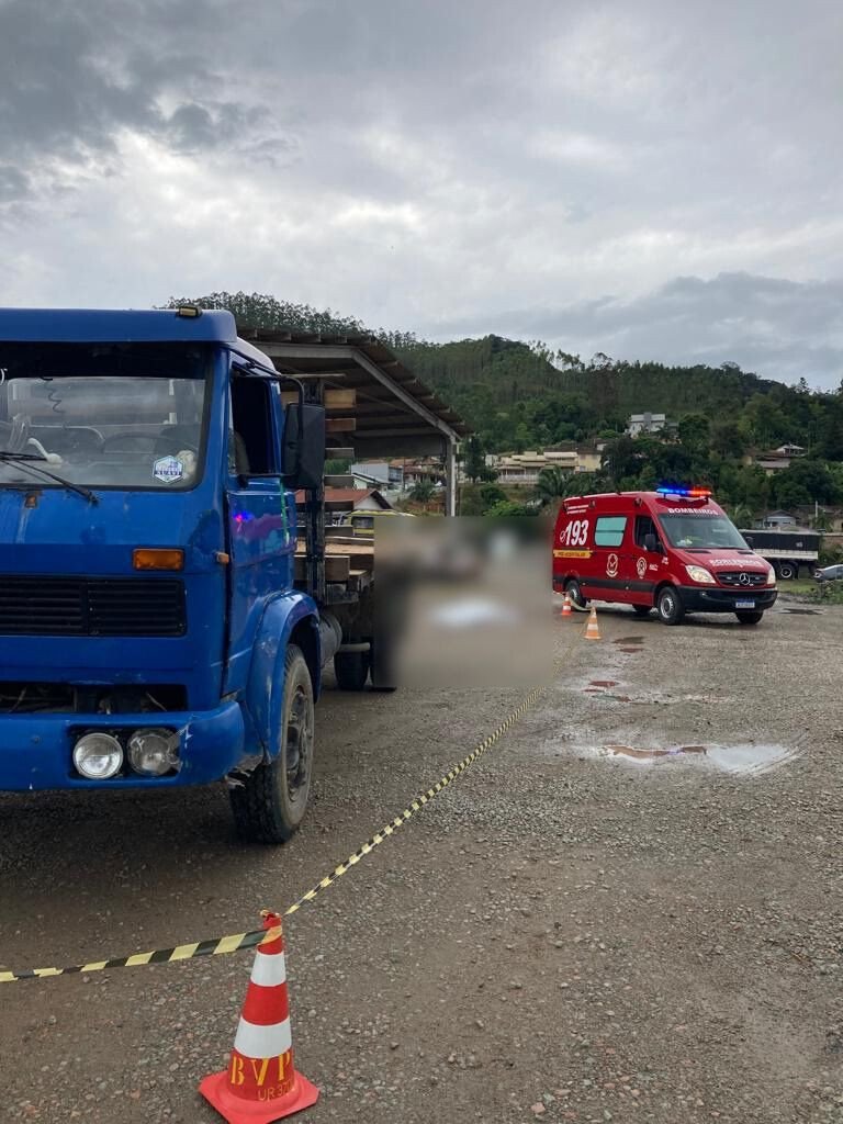 Mecânico morre ao ter cabeça esmagada por caminhão que ele fazia manutenção em SC
