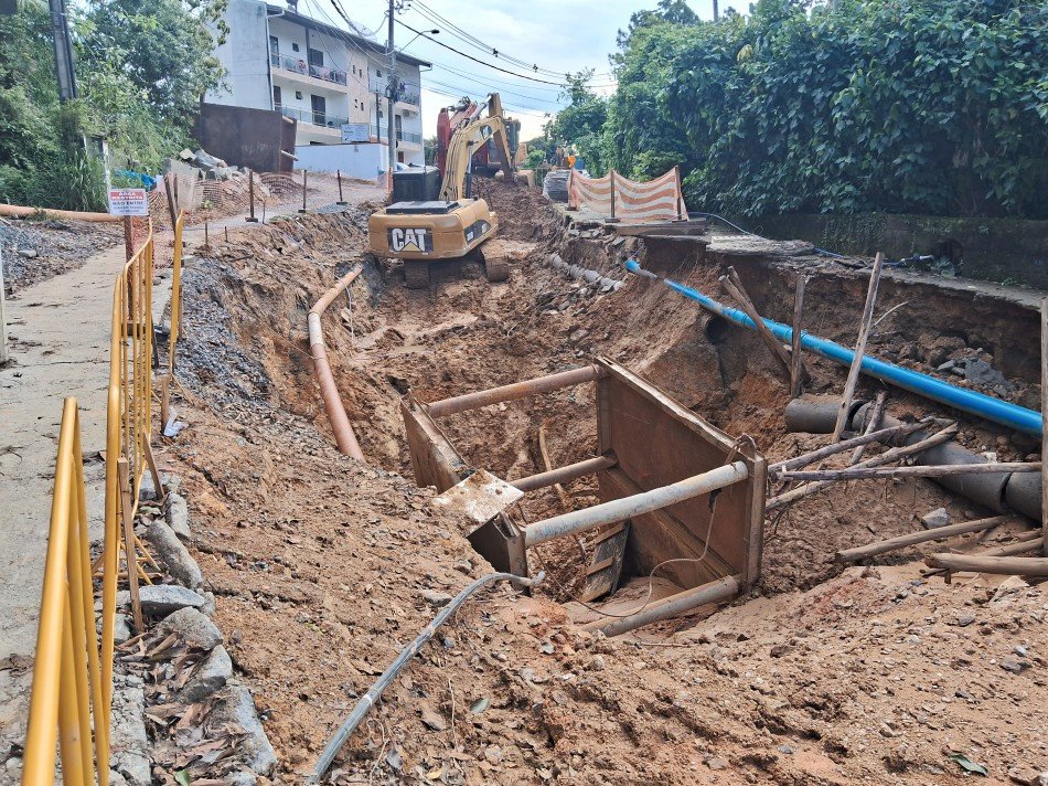 Rua Divinópolis, em Blumenau, voltará ao trânsito normal; município reavalia estratégia para obra de macrodrenagem; entenda