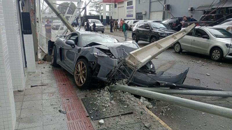 Suposto racha acaba mal com Porsche de R$ 1,2 milhão destruído em acidente em Itapema