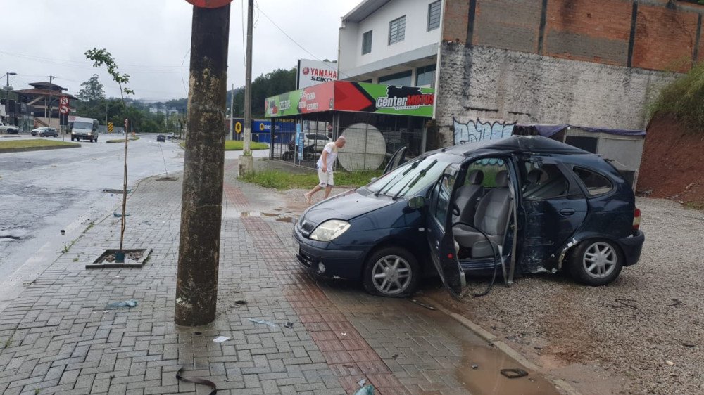 Homem é atropelado e foge do próprio acidente; saiba o motivo