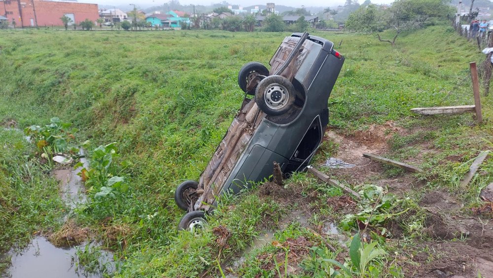 Carro cai em ribanceira e outro atinge muro de casa em acidente na tarde deste sábado em Blumenau