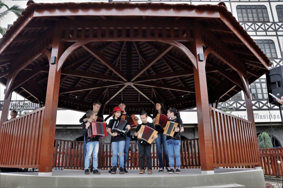 Praça Victor Konder em Blumenau ganha coreto e melhorias