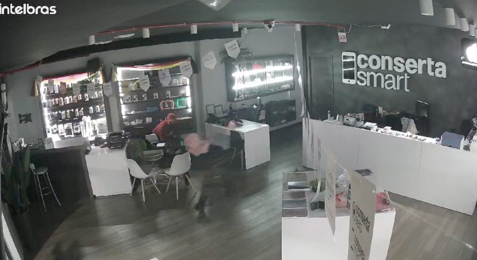 Vídeo: Loja de celulares é furtada em Blumenau; prejuízo é de mais de 45 aparelhos
