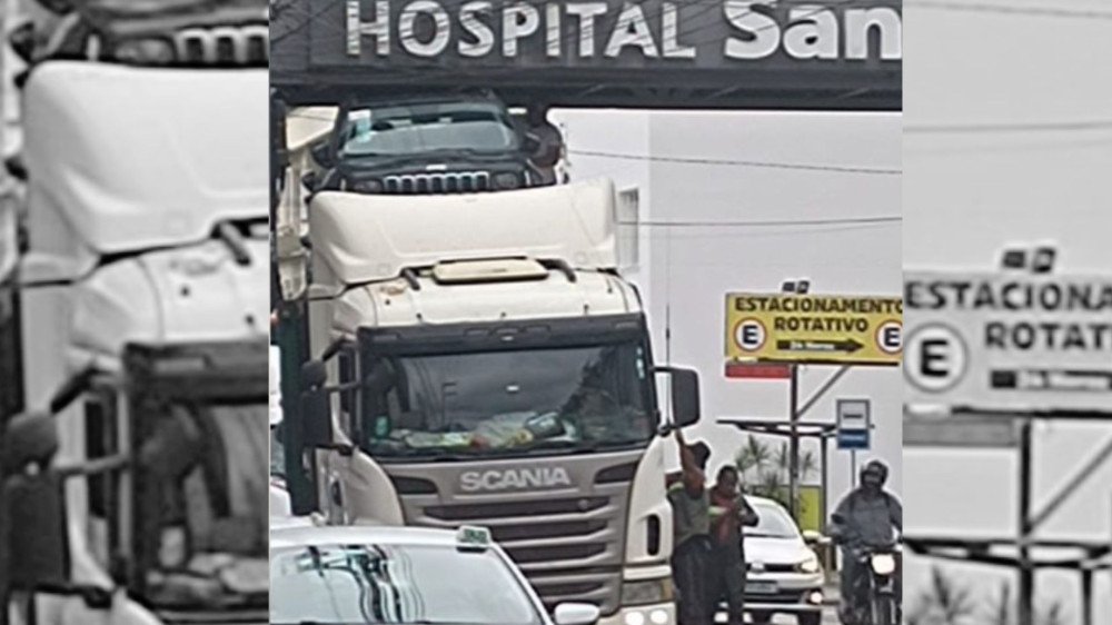Caminhão-cegonha fica preso em passarela de hospital de Blumenau