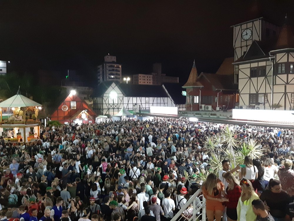 Comércio ambulante terá identificação para atuar durante a Oktoberfest Blumenau