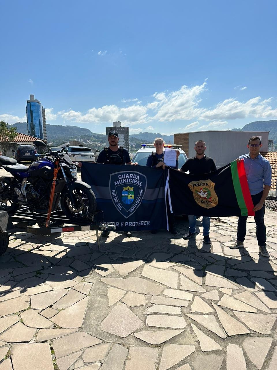 Guarda Municipal de Rio do Sul recebe moto e carretinha apreendidas do tráfico
