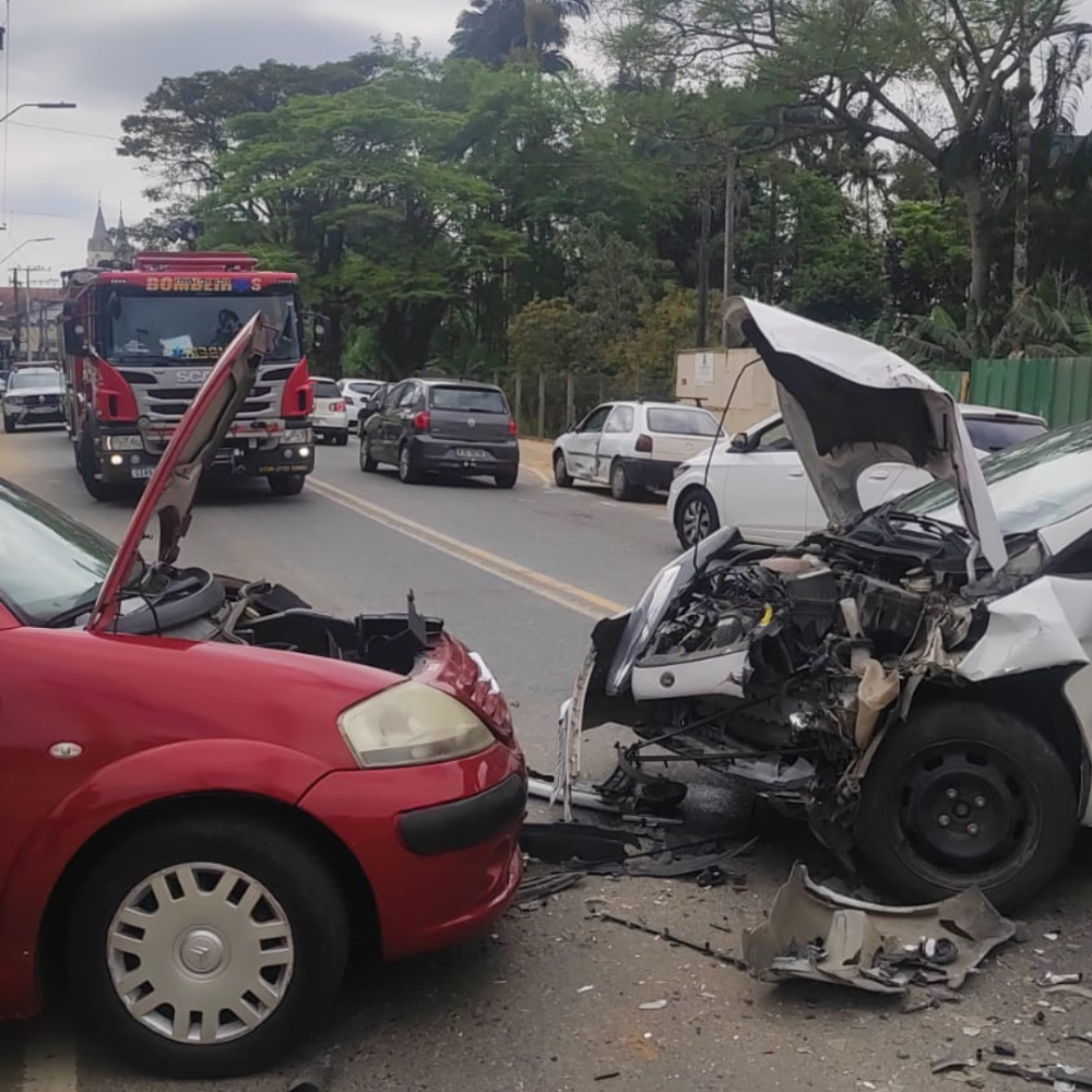 Acidente causa lentidão no trânsito no Centro de Indaial nesta terça-feira