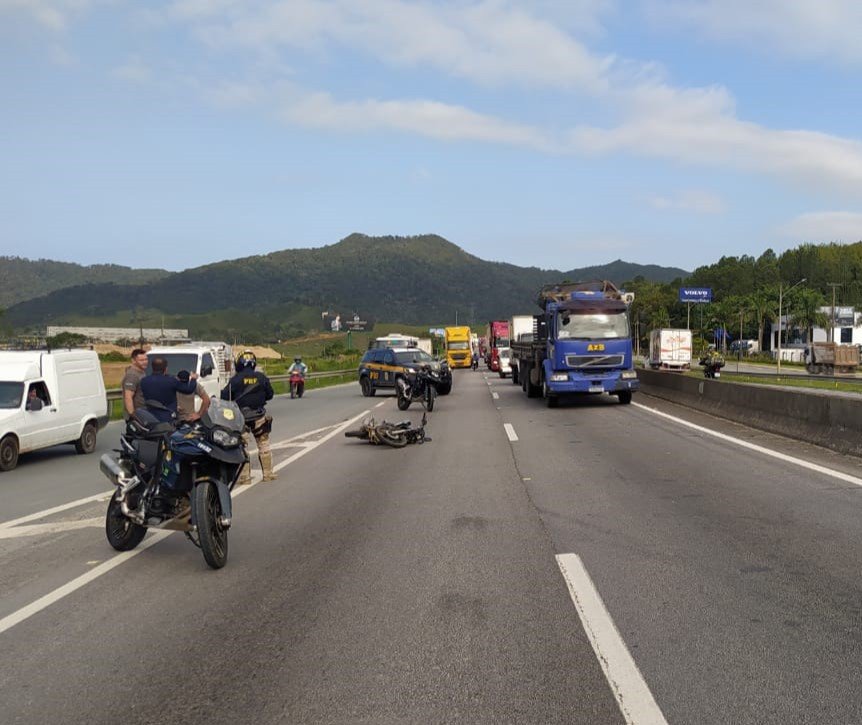 Dois acidentes de moto foram registrados com apenas 1km de distância um do outro na BR-101 nesta terça; uma pessoa morreu
