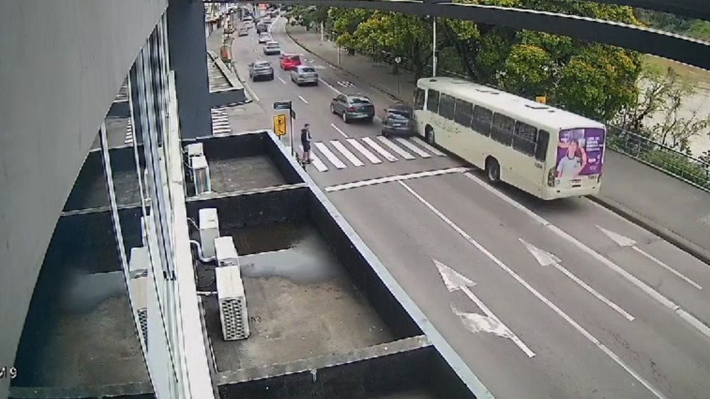 Vídeo: Batida entre dois carros e ônibus deixa duas pessoas feridas no Centro de Blumenau