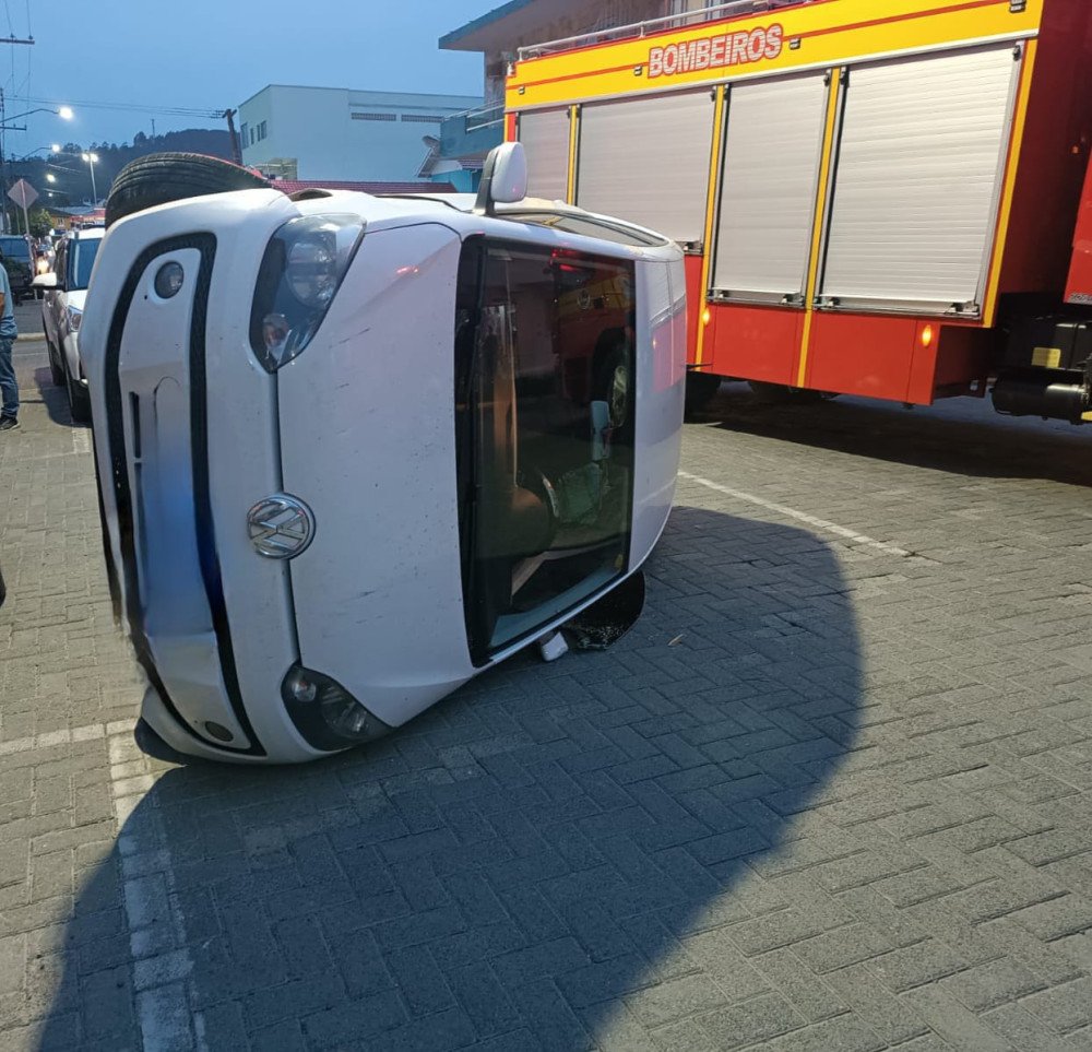 Capotamento de carro do Centro de Taió mobiliza Corpo de Bombeiros