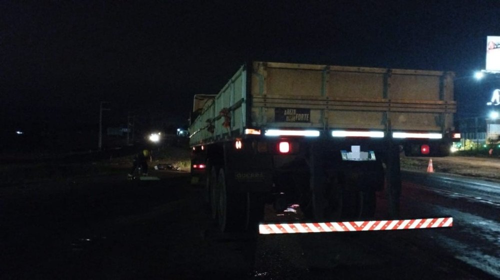 Motociclista fica gravemente ferido em batida com carreta em Indaial