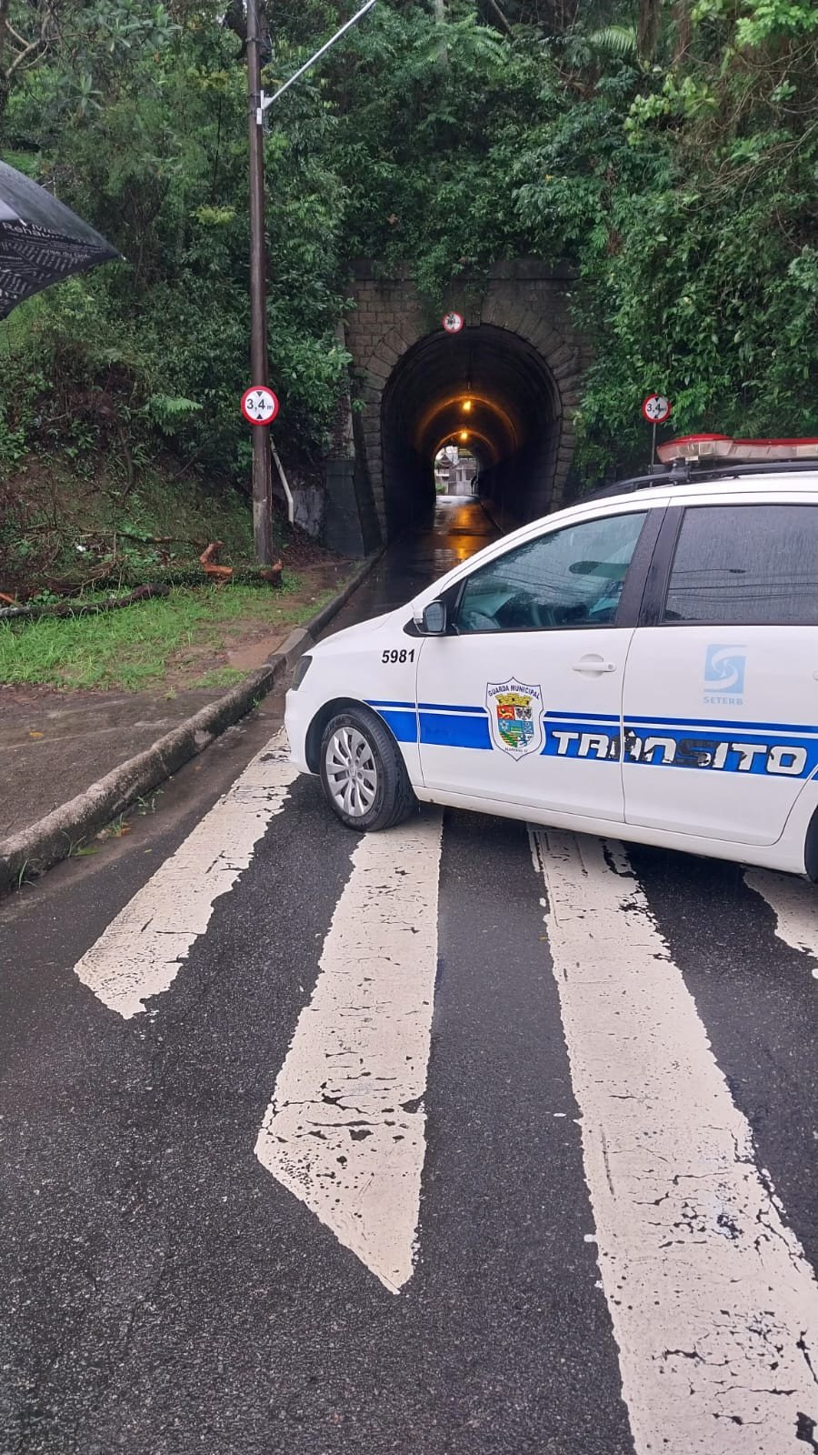 Vídeo: Queda de barreira interdita túnel da Ponte de Ferro em Blumenau