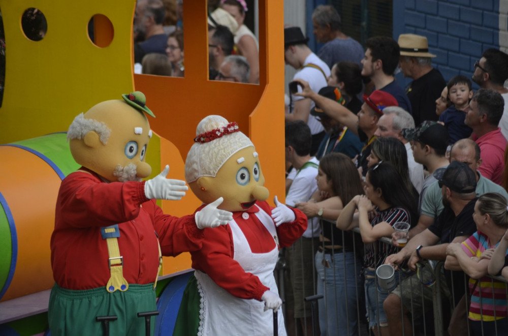 Desfile de abertura da Oktoberfest Blumenau é adiado para esta quinta