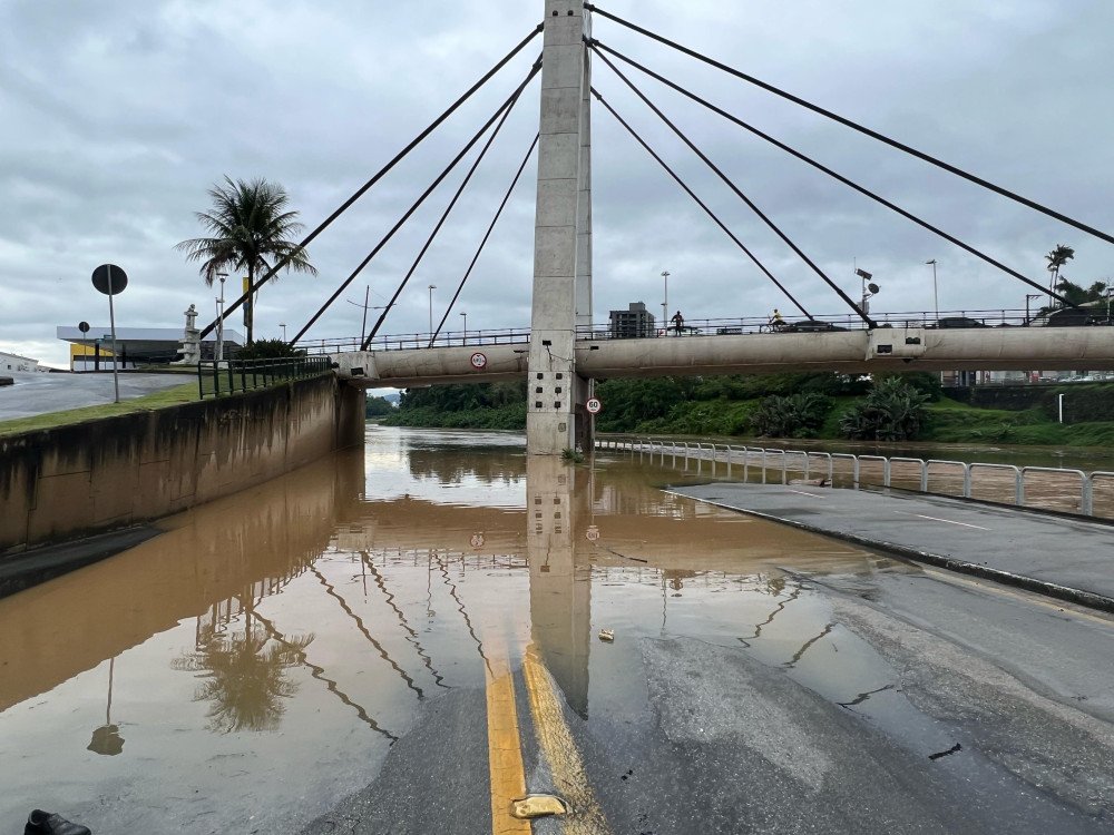 Rio Itajaí Mirim transborda e atinge a pista em Brusque