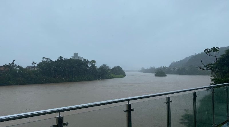 Gaspar: nível do Rio Itajaí-Açu começa a se estabilizar, mas população deve continuar em alerta
