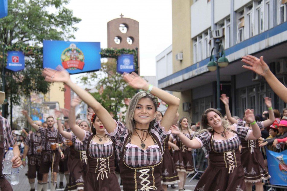 Desfile da Oktoberfest Blumenau é cancelado nesta quinta-feira