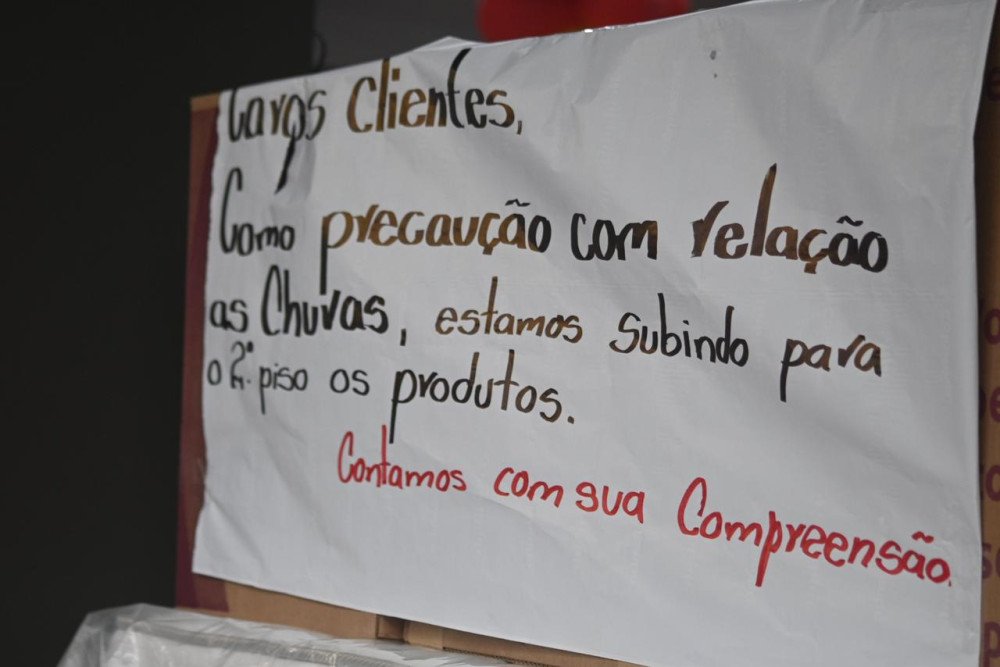 Precaução: Previsão de enchente faz comerciantes esvaziarem lojas e subirem produtos para 2° piso em Blumenau