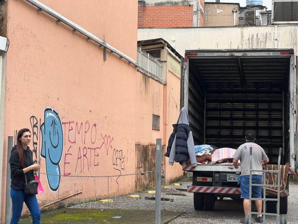 Vídeo: Comerciantes do centro de Blumenau retiram mercadorias devido ao risco de enchente