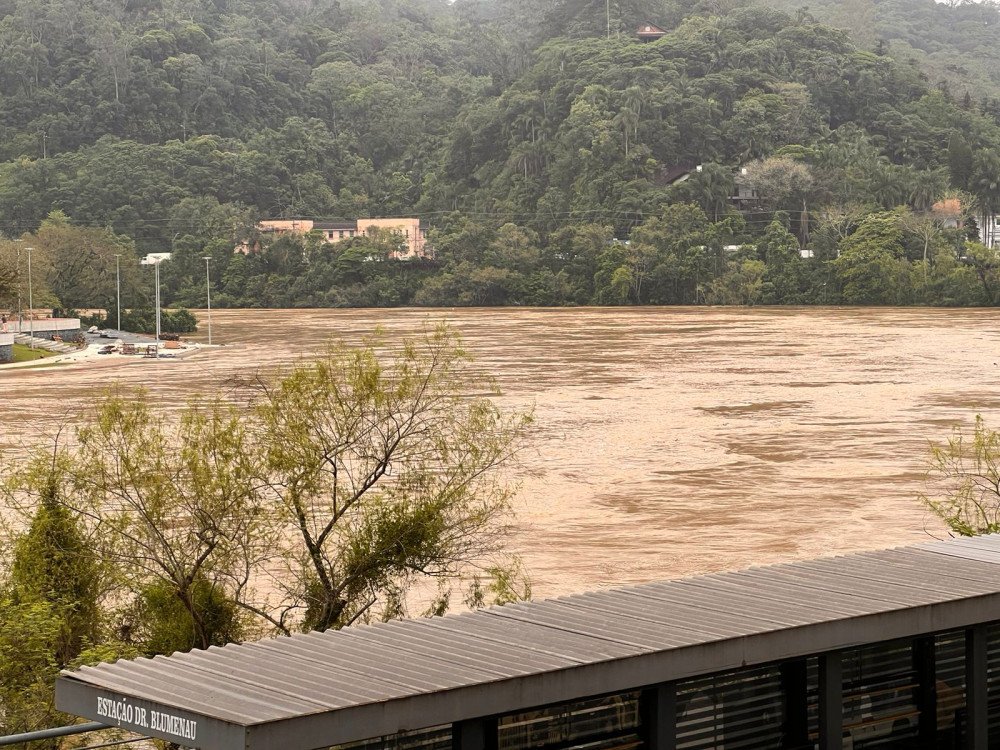 Previsão de enchente faz comunidade de Blumenau relembrar vídeos de cheias passadas; veja