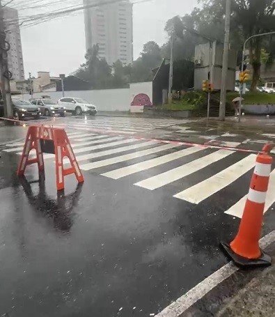 Vídeo: Rua Heinrich Hosang, em Blumenau, é interditada por conta de alagamento; município registra 180 ocorrências