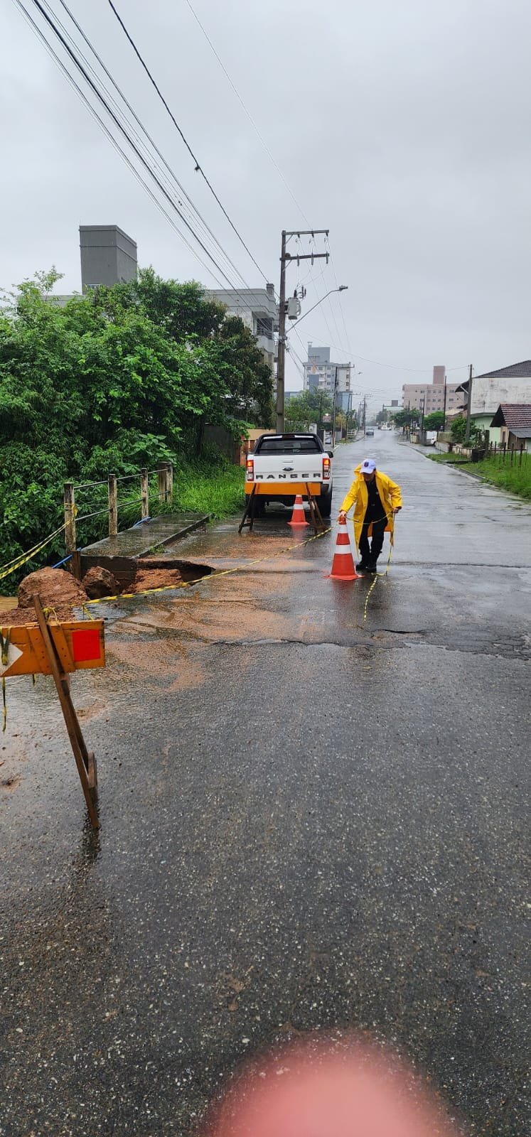 Rua de Indaial é interditada por comprometimento de ponte