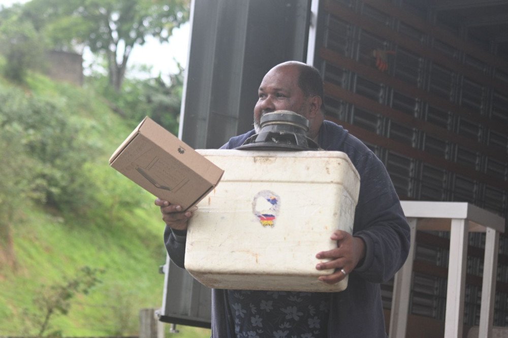 Chuva: Moradores das primeiras ruas atingidas pela água em Blumenau carregam pertences aos abrigos