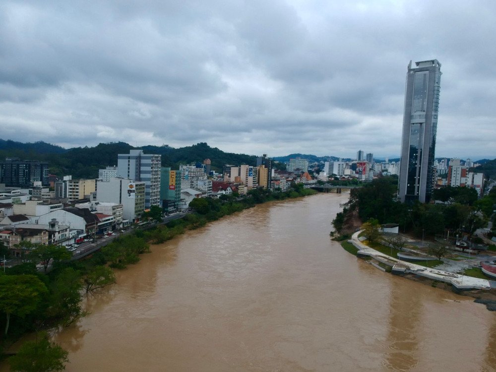 Nova projeção aponta que rio Itajaí-Açu, em Blumenau, deve atingir 10,20 metros às 2h de domingo