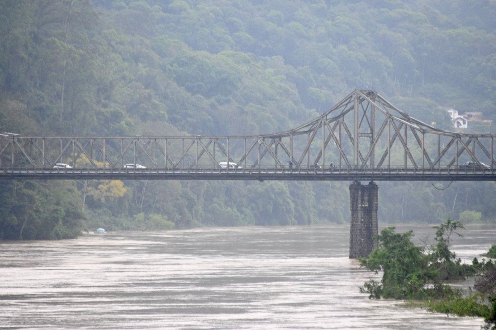 Mudou: Rio Itajaí-Açu deve atingir 10 metros às 2h de domingo, diz Defesa Civil de Blumenau