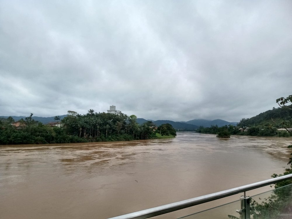 Nível do Rio Itajaí-Açu em Gaspar deve atingir 7,4 metros durante a madrugada