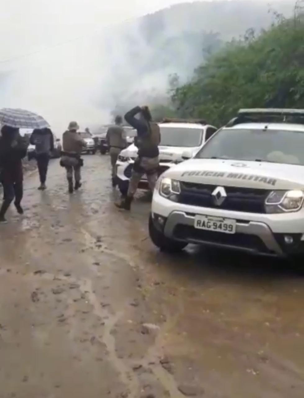 Vídeo: Policiais e indígenas entram em conflito; barragem de José Boiteux ainda não foi fechada