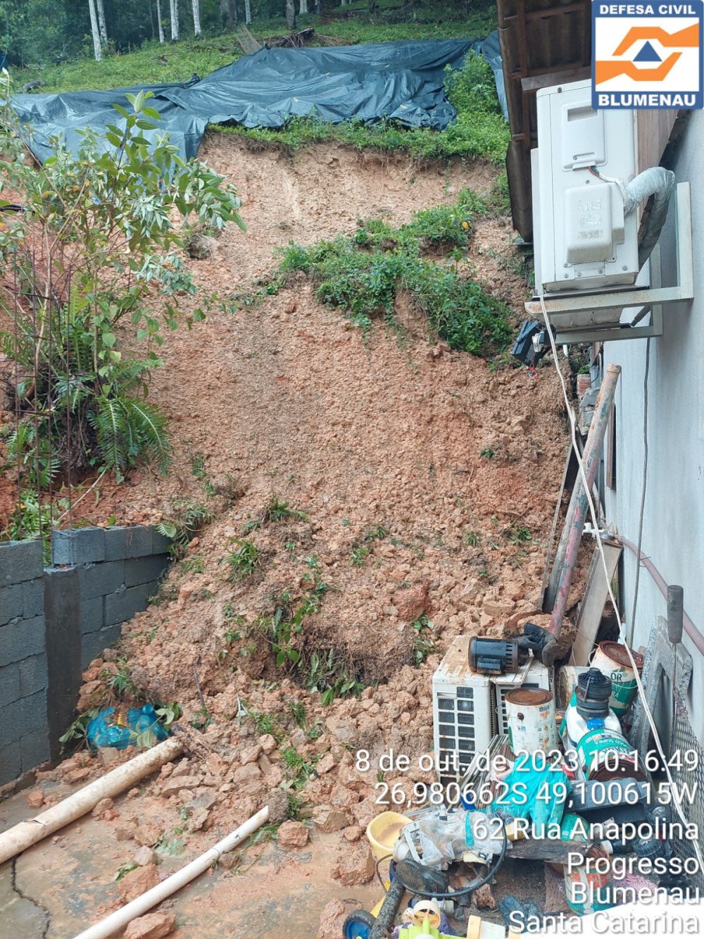Deslizamento atinge casa no bairro Progresso em Blumenau
