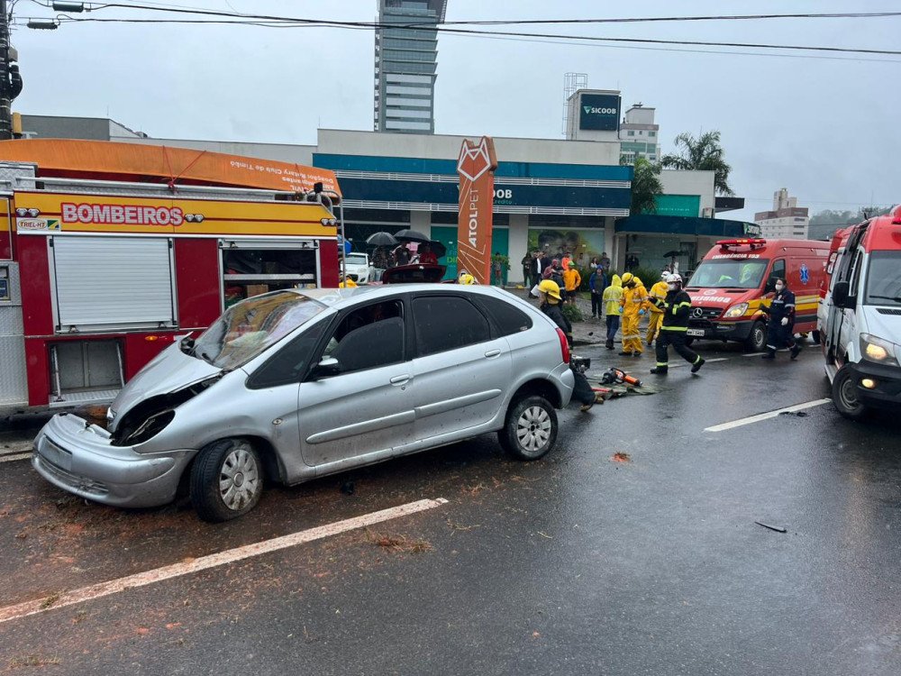 Condutor perde controle do veículo, atravessa canteiro central e bate de frente com outro carro em Blumenau