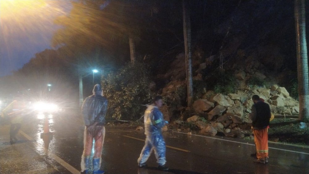 Chuva em SC: Governador visita Blumenau, queda de barreira na BR-470 e nível do rio; assista