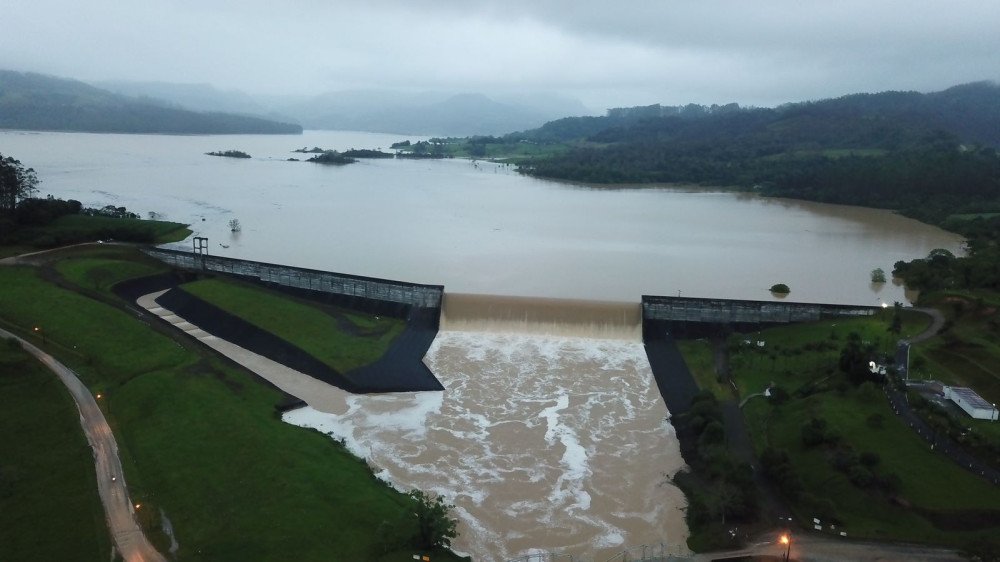 O que significa quando a barragem verte? Comandante-geral dos bombeiros explica