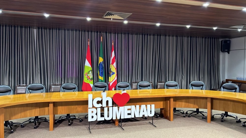 Ao vivo direto da prefeitura de Blumenau: Nova projeção do Rio Itajaí-Açu e atualizações dos serviços