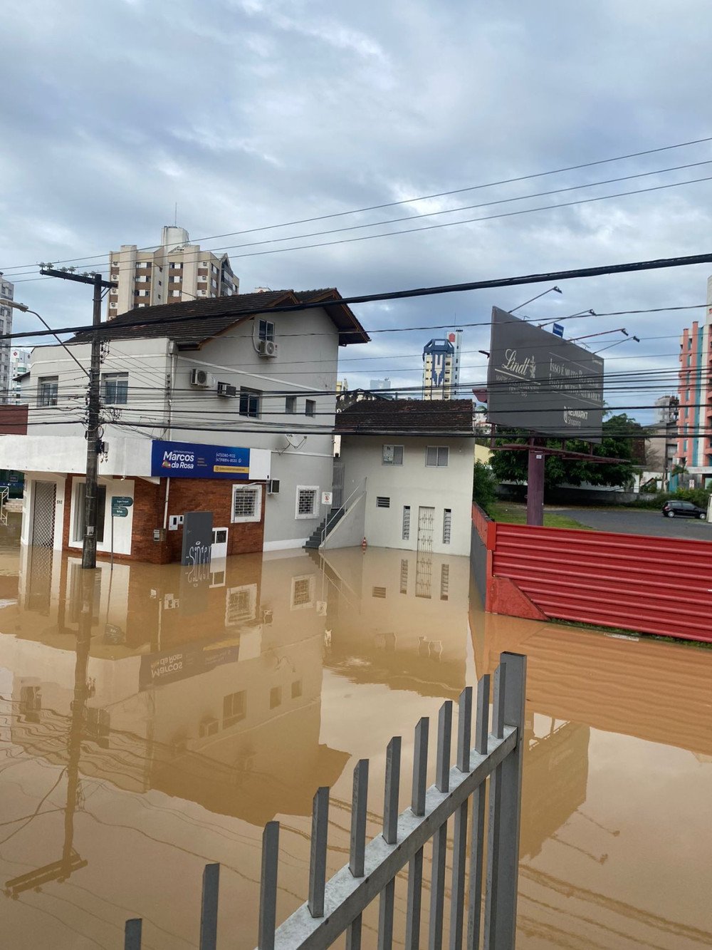 Várias ruas de Blumenau registram pontos de alagamentos nesta segunda-feira