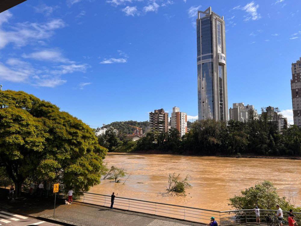 Semana começa com melhora no tempo, mas chuva volumosa deve retornar ao estado a partir de quarta-feira