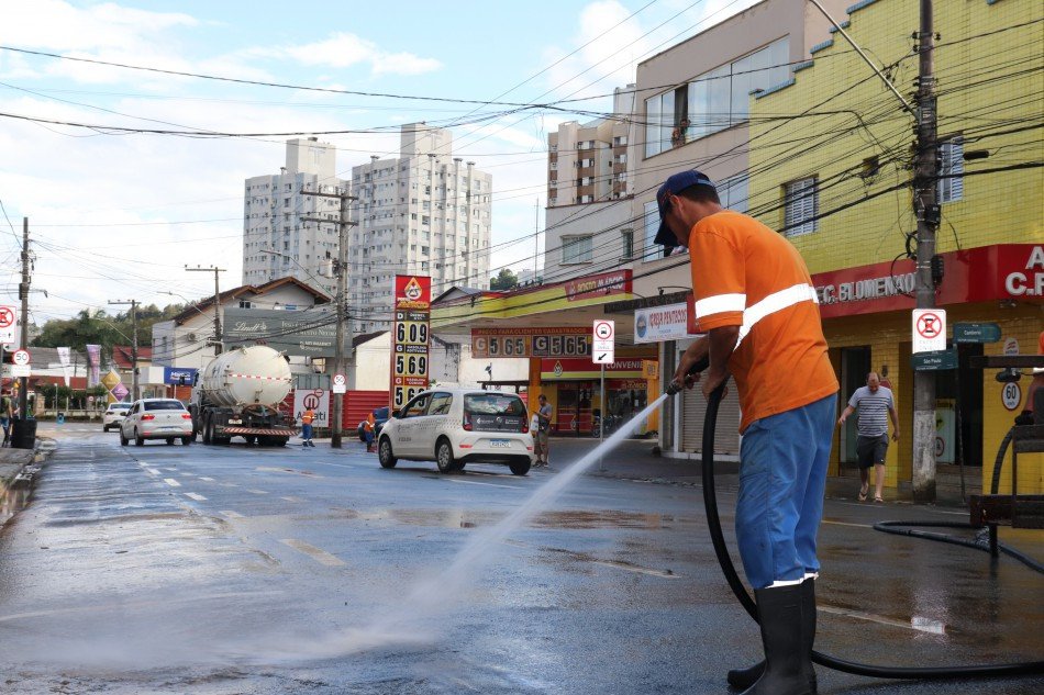 Prefeitura de Blumenau inicia limpeza de ruas atingidas por água após baixa do rio
