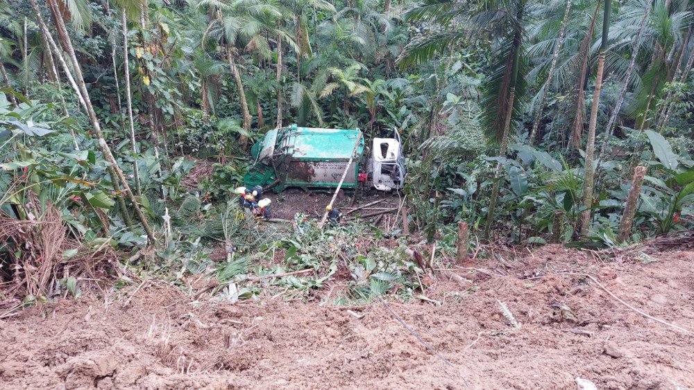 Motorista fica ferido após caminhão de lixo cair em ribanceira em Blumenau