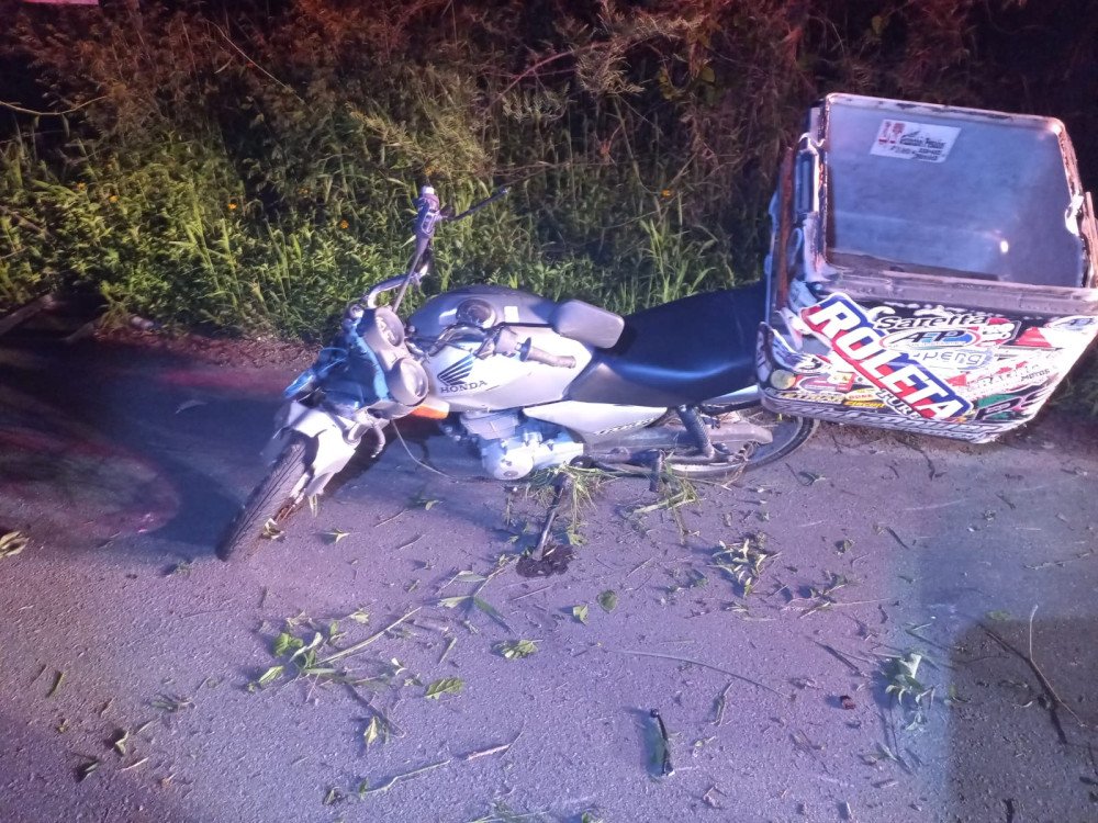 Homem morre após bater moto contra poste em Blumenau