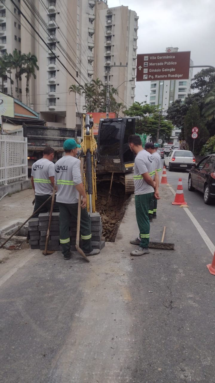 Trânsito na Rua Heinrich Hosang, em Blumenau, fica em meia pista por obras