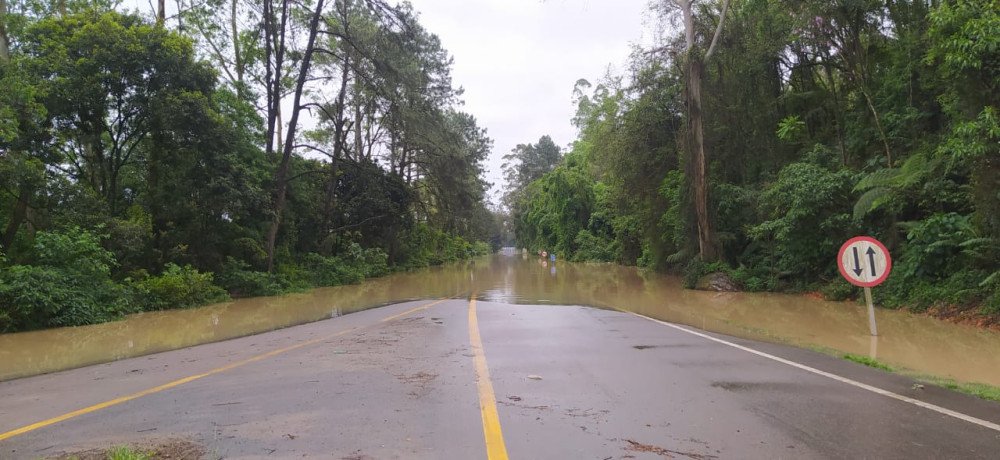 BR-470 ainda tem ponto de interdição após chuvas; confira