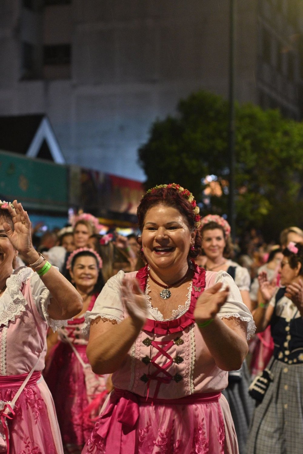Fotos: Veja como foi o primeiro desfile da 38ª Oktoberfest Blumenau