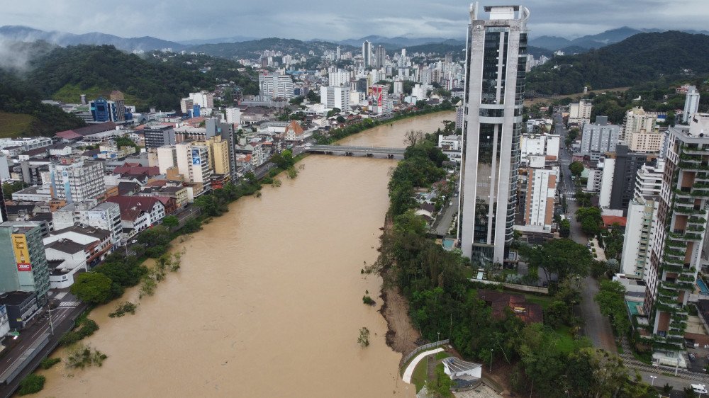 Nível do Rio Itajaí-Açu em Blumenau sobe e pode atingir 8,30 metros nesta quinta-feira, diz AlertaBlu