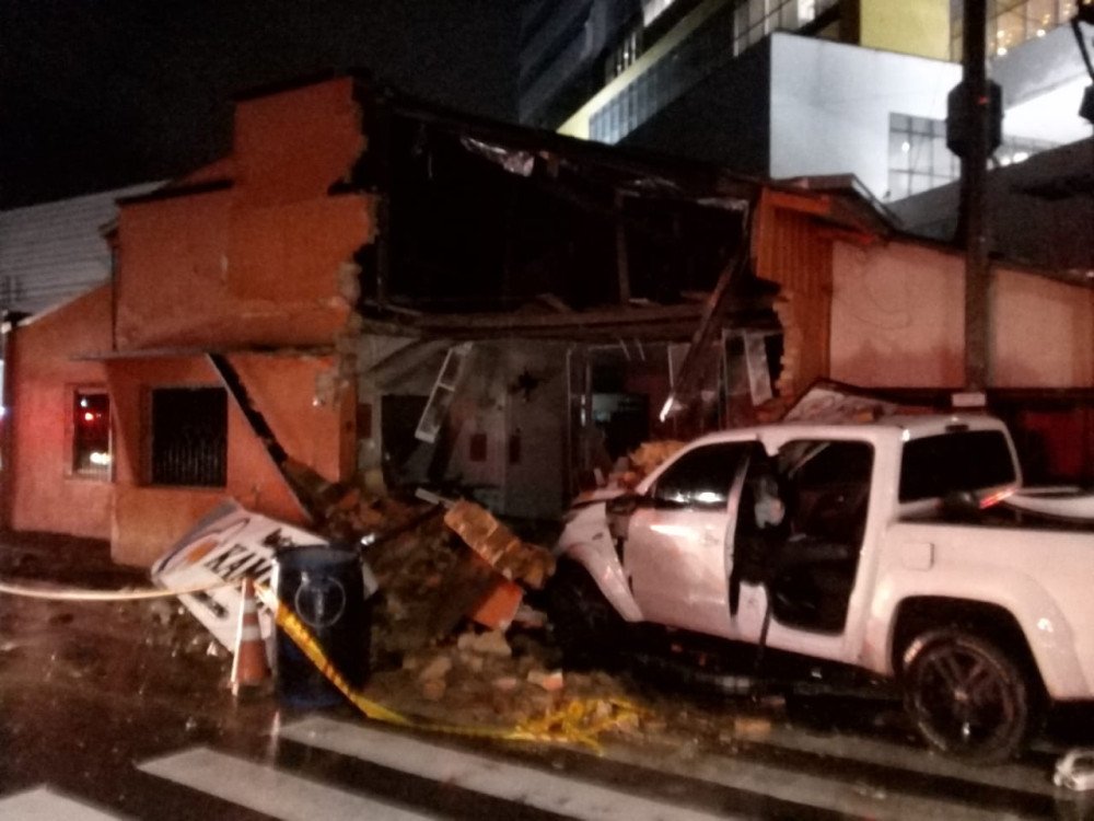 Caminhonete invade restaurante e deixa dois feridos em Blumenau