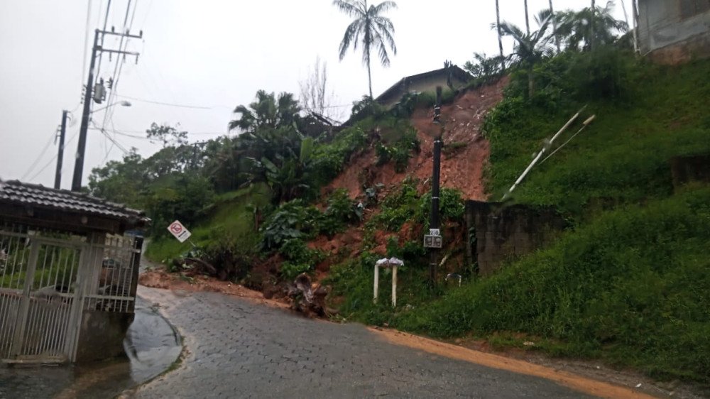 Solo encharcado aumenta para risco de deslizamentos; confira os acumulados de chuva em Blumenau
