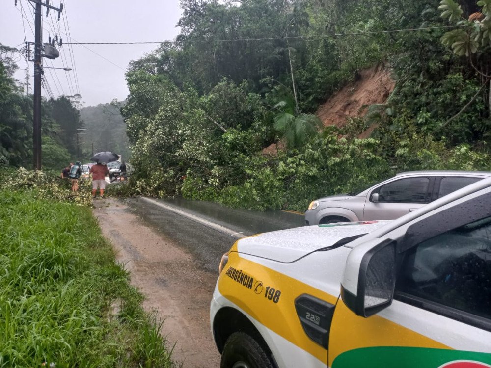 Queda de barreira deixa trânsito em meia pista na SC-108 em Blumenau