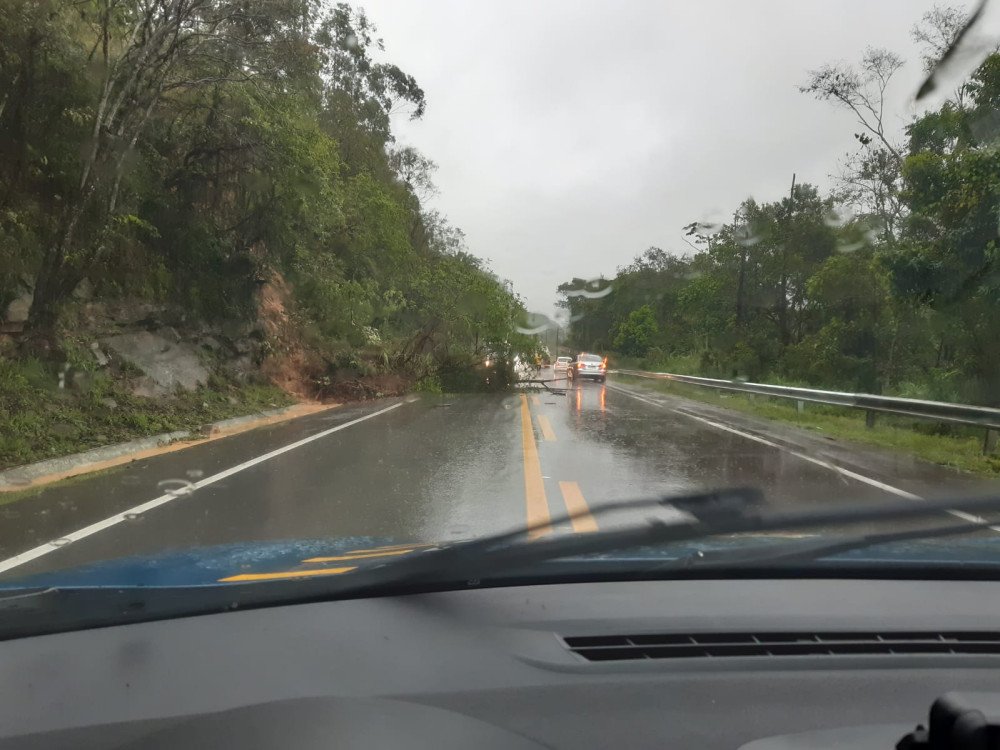 Chuva provoca problemas em rodovias federais de SC; veja os pontos