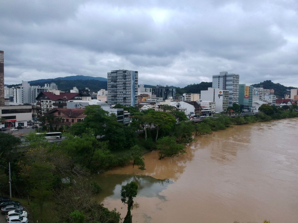 Projeção da Defesa Civil aponta que nível do rio Itajaí-Açu, em Blumenau, deve chegar a 10,5 metros às 18h